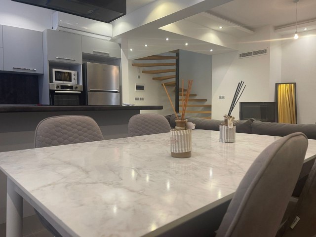 3+1 KOMPLETT MÖBLIERTE LUXUS-DUPLEX-PENTHOUSE-WOHNUNG ZU VERMIETEN IN DER NÄHE VON EZİÇ PEANUTS IM KYRENIA-ZENTRUM. FRIEDEN 05338376242