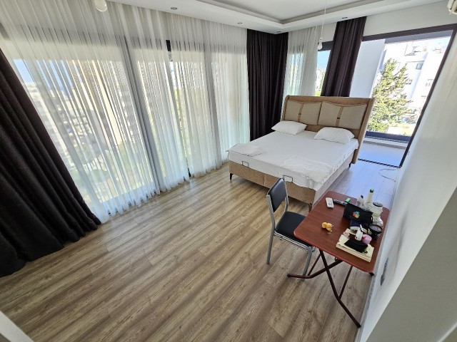 3+1 KOMPLETT MÖBLIERTE LUXUS-DUPLEX-PENTHOUSE-WOHNUNG ZU VERMIETEN IN DER NÄHE VON EZİÇ PEANUTS IM KYRENIA-ZENTRUM. FRIEDEN 05338376242