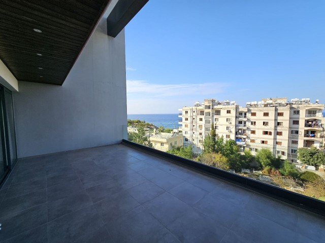 3+1 KOMPLETT MÖBLIERTE LUXUS-DUPLEX-PENTHOUSE-WOHNUNG ZU VERMIETEN IN DER NÄHE VON EZİÇ PEANUTS IM KYRENIA-ZENTRUM. FRIEDEN 05338376242