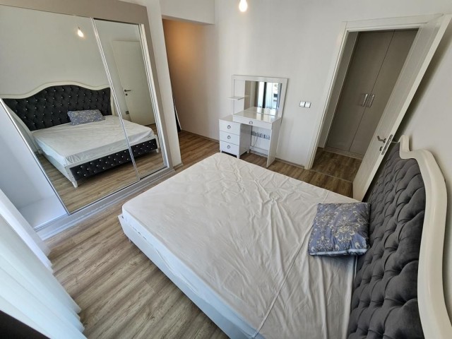 3+1 KOMPLETT MÖBLIERTE LUXUS-DUPLEX-PENTHOUSE-WOHNUNG ZU VERMIETEN IN DER NÄHE VON EZİÇ PEANUTS IM KYRENIA-ZENTRUM. FRIEDEN 05338376242