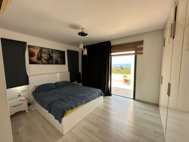 VOLLSTÄNDIG MÖBLIERTE 3+1-PENTHOUSE-WOHNUNG ZU VERMIETEN IM KYRENIA-ZENTRUM, IN fußläufiger Entfernung zum SAVOY HOTEL UND HAFEN. FRIEDEN 05338376242