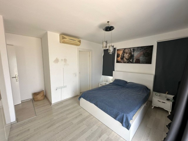 VOLLSTÄNDIG MÖBLIERTE 3+1-PENTHOUSE-WOHNUNG ZU VERMIETEN IM KYRENIA-ZENTRUM, IN fußläufiger Entfernung zum SAVOY HOTEL UND HAFEN. FRIEDEN 05338376242