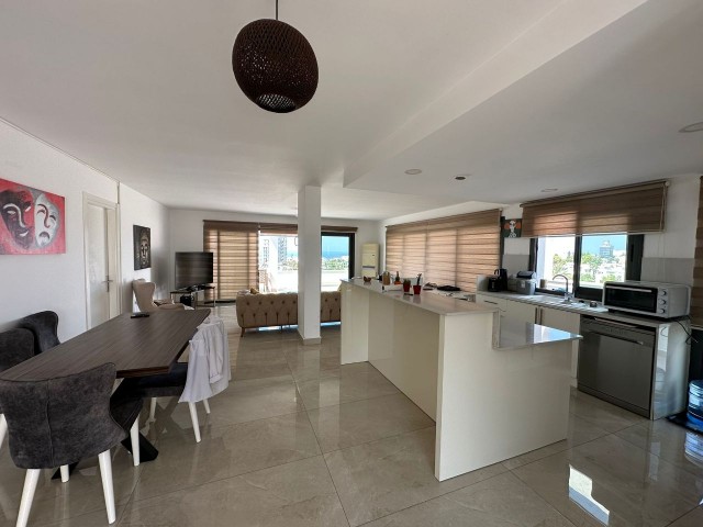 VOLLSTÄNDIG MÖBLIERTE 3+1-PENTHOUSE-WOHNUNG ZU VERMIETEN IM KYRENIA-ZENTRUM, IN fußläufiger Entfernung zum SAVOY HOTEL UND HAFEN. FRIEDEN 05338376242