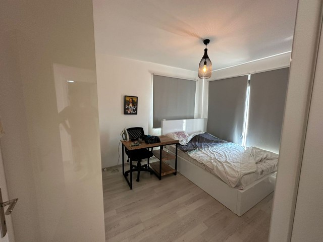 VOLLSTÄNDIG MÖBLIERTE 3+1-PENTHOUSE-WOHNUNG ZU VERMIETEN IM KYRENIA-ZENTRUM, IN fußläufiger Entfernung zum SAVOY HOTEL UND HAFEN. FRIEDEN 05338376242