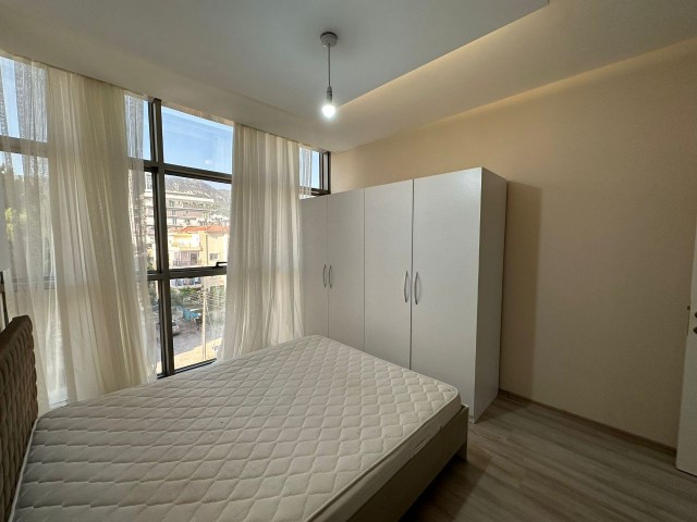 1+1 KOMPLETT MÖBLIERTE LUXUSWOHNUNG ZU VERMIETEN IM KYRENIA CENTER. FRIEDEN 05338376242