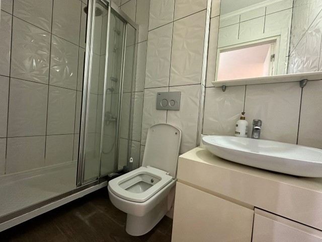 1+1 KOMPLETT MÖBLIERTE LUXUSWOHNUNG ZU VERMIETEN IM KYRENIA CENTER. FRIEDEN 05338376242