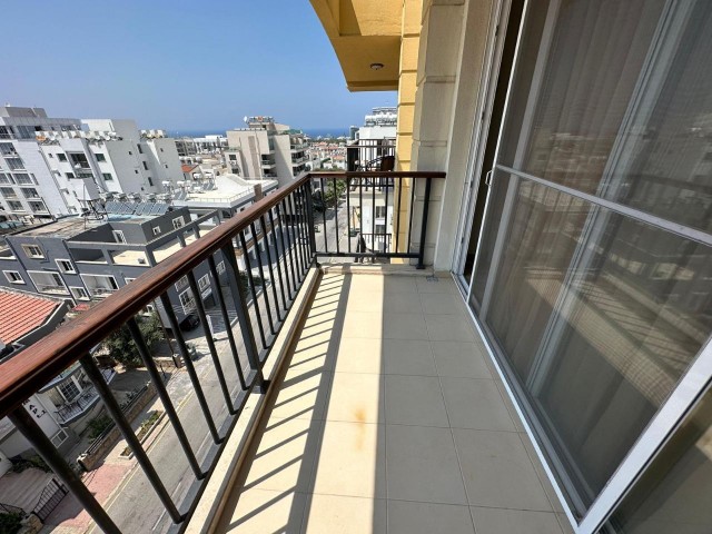 VOLLSTÄNDIG MÖBLIERTE 2+1-WOHNUNG MIT BERG- UND MEERBLICK IN DER NÄHE DES NUSMAR-MARKTES IM KYRENIA-ZENTRUM ZU VERMIETEN. FRIEDEN 05338376242