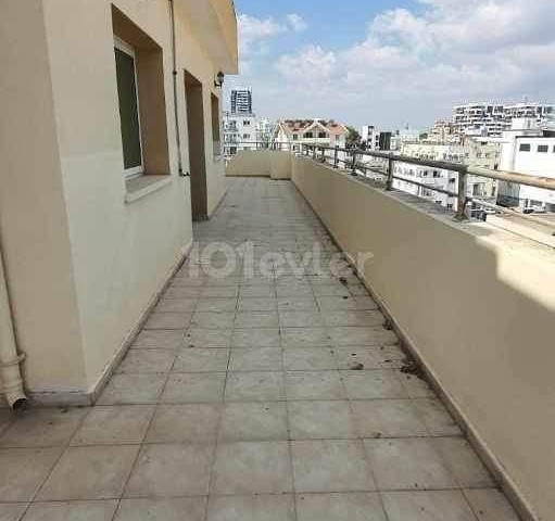 3+1 Penthouse-Wohnung zum Verkauf im Zentrum von Famagusta