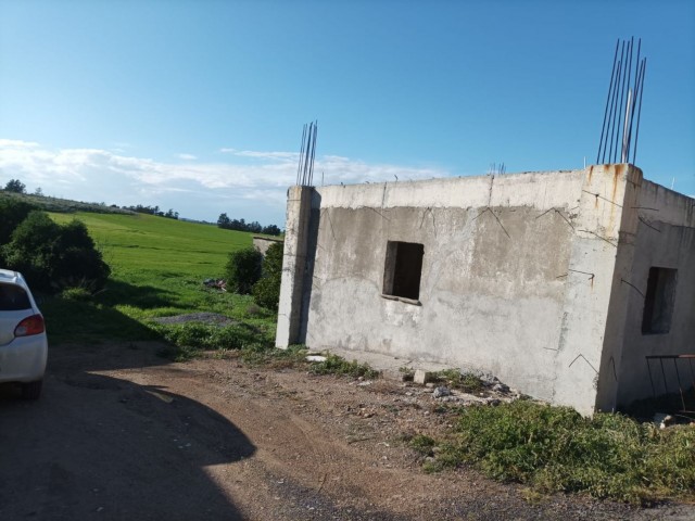 Gazimağusa İncirli de içerisinde inşaat halinde ev bulunan 7 dönüm satılık arazi