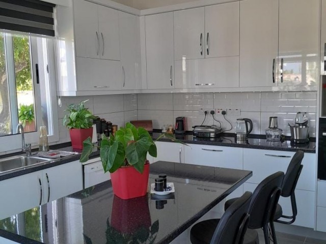 Girne Alsancakta satılık 5+2 villa