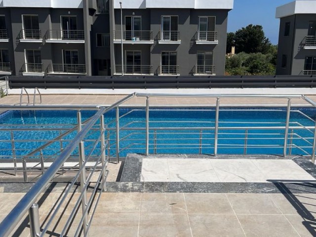 2+1 LUXUSWOHNUNGEN MIT POOL UND HERRLICHER ARCHITEKTUR AUF DEM GELÄNDE IN ALSANCAK