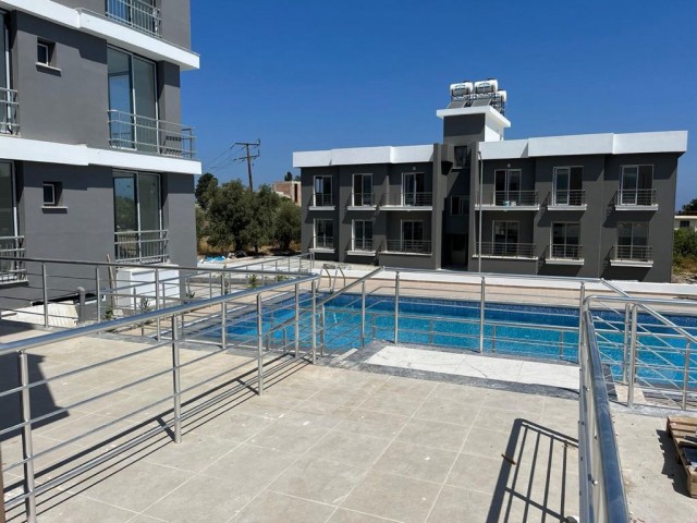 2+1 LUXUSWOHNUNGEN MIT POOL UND HERRLICHER ARCHITEKTUR AUF DEM GELÄNDE IN ALSANCAK