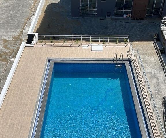 2+1 LUXUSWOHNUNGEN MIT POOL UND HERRLICHER ARCHITEKTUR AUF DEM GELÄNDE IN ALSANCAK