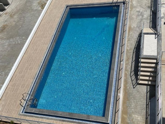 2+1 LUXUSWOHNUNGEN MIT POOL UND HERRLICHER ARCHITEKTUR AUF DEM GELÄNDE IN ALSANCAK