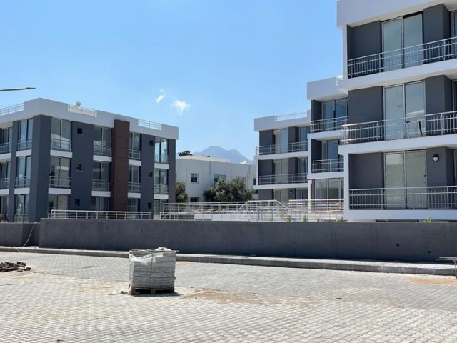 2+1 LUXUSWOHNUNGEN MIT POOL UND HERRLICHER ARCHITEKTUR AUF DEM GELÄNDE IN ALSANCAK