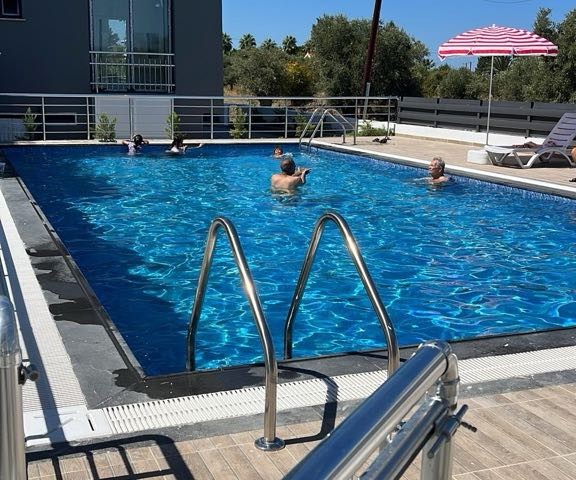 2+1 LUXUSWOHNUNGEN MIT POOL UND HERRLICHER ARCHITEKTUR AUF DEM GELÄNDE IN ALSANCAK