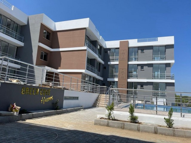 2+1 LUXUSWOHNUNGEN MIT POOL UND HERRLICHER ARCHITEKTUR AUF DEM GELÄNDE IN ALSANCAK