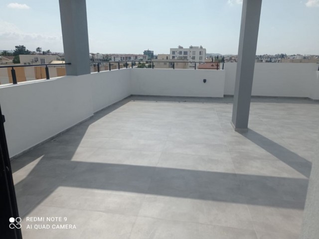 2+1 LUXURIÖSES PENTHOUSE MIT JACUZZI IN DER REGION GÖNYELİ