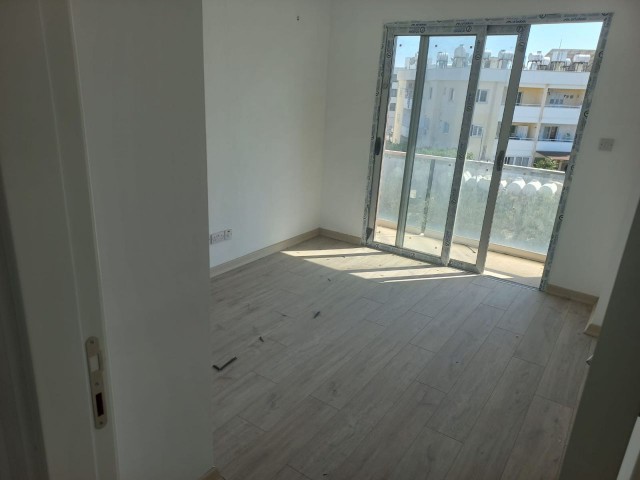 2+1 Wohnungen zum Verkauf innerhalb des Komplexes in Küçük Kaymaklı, Optionen im 1. und 2. Stock