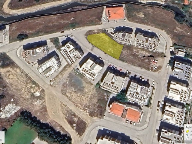 576 m2 großes Grundstück zum Verkauf in der Gegend von Küçük Kaymaklı