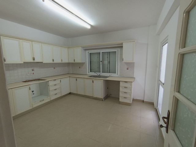 3+1-Wohnung im Erdgeschoss zum Verkauf in der Gegend von Gönyeli Yenikent, geeignet für den Klinikbau