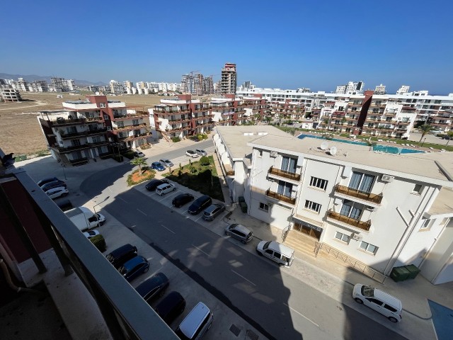 Long beach - Royal Sun sitesinde, manzaralı, vergileri ödenmiş ve eşyalı 2+1 satılık daire.