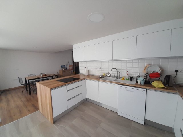 Komplett möblierte 3+1-Maisonette-Wohnung ZU VERKAUFEN in Iskele Bogaz, mit Meerblick