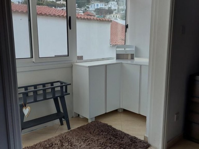 Bellapais Köy Merkezinde Deniz ve Dağ Manzaralı 3 Yatak Odalı Penthouse