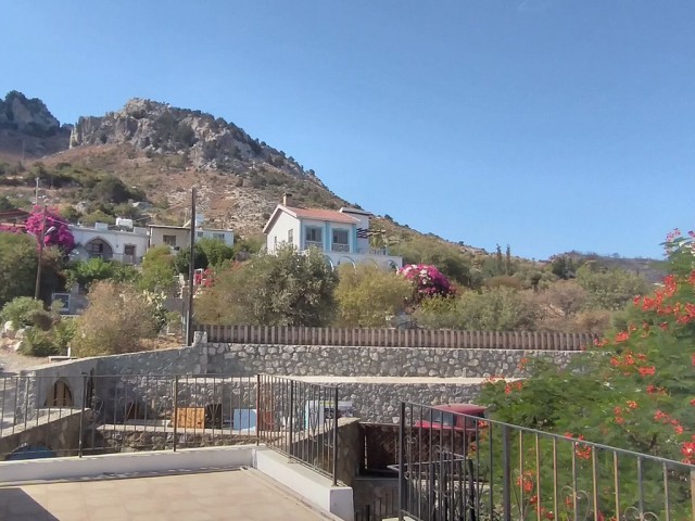 Charaktervolle Steinvilla mit fantastischer Aussicht im Dorf Karsiyaka