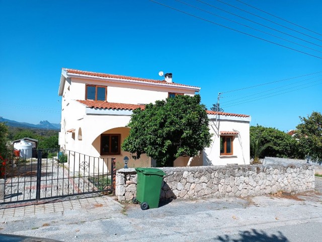 6 bedroom house in Esentepe village centre