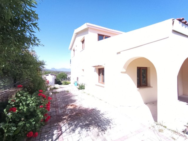 6 bedroom house in Esentepe village centre