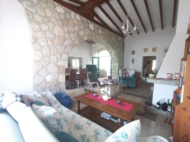 Character 2 bedroom bungalow with large garden, private pool and 1 bedroom annexe