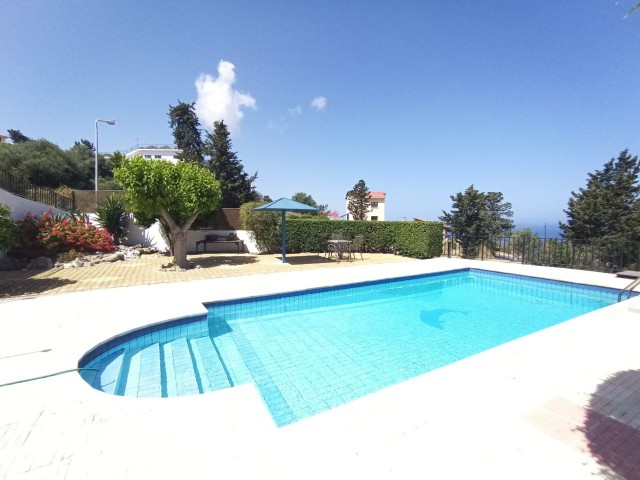 Villa mit 4 Schlafzimmern, Meerblick und privatem Pool