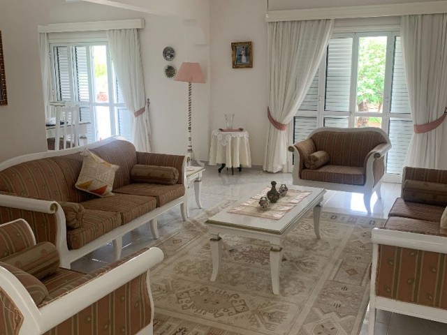 4 + 1 Villa for sale in Girne Alsancak (Single Authorized)