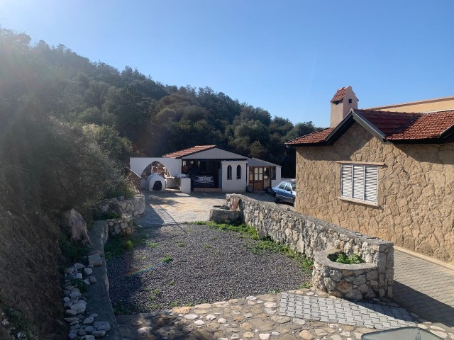 3+1 GELBER STEIN-BANGALOW IN ESENTEPE, KYRENIA