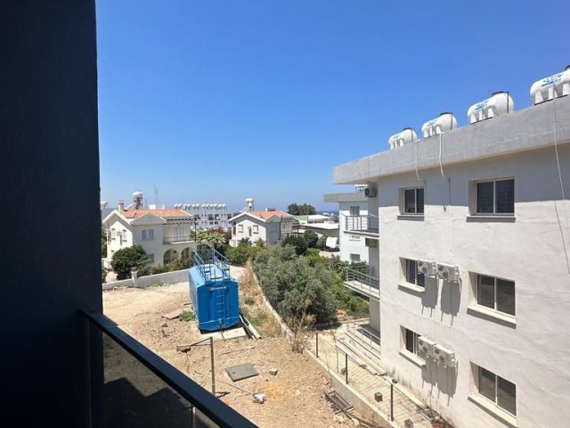 VOLLSTÄNDIG MÖBLIERTE 1+1-WOHNUNG ZUM VERKAUF IN ALSANCAK, KYRENIA