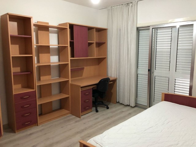 2+1 WOHNUNG ZUM VERKAUF IM KYRENIA-ZENTRUM, fußläufig zum Markt und zu Einkaufszentren