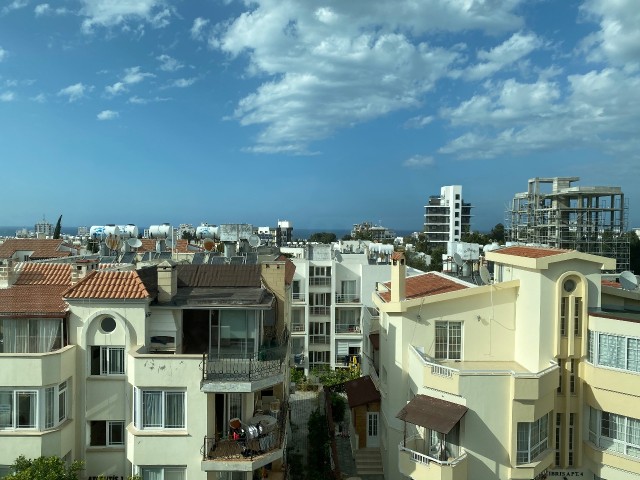 VOLLSTÄNDIG MÖBLIERTE 3+1-WOHNUNG MIT MEERBLICK ZUM VERKAUF IM KYRENIA-ZENTRUM