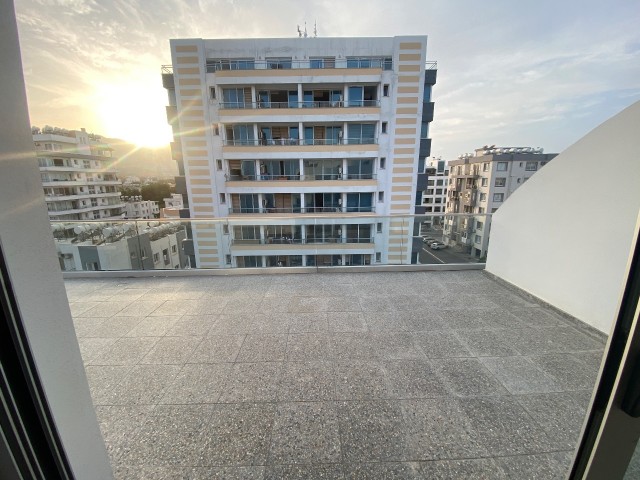 GIRNE KASKAR 1+1 PENTHOUSE MIT TERRASSE UND MEERBLICK, KOMPLETT MÖBLIERTE WOHNUNG ZUM VERKAUF MIT MIETER