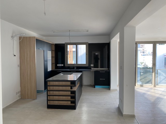 AMAZING 3+1 FLAT FOR SALE IN GIRNE CENTRAL KAR MARKET WITH A TERRACE, A WONDERFUL OPPORTUNITY AT THIS PRICE