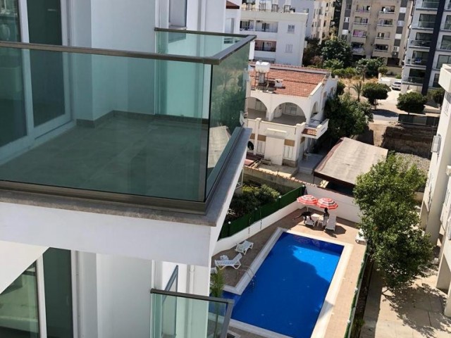 FANTASTISCHE 2+1-WOHNUNG ZU VERMIETEN IN EINEM KOMPLEX MIT POOL IM ZENTRUM VON GIRNE