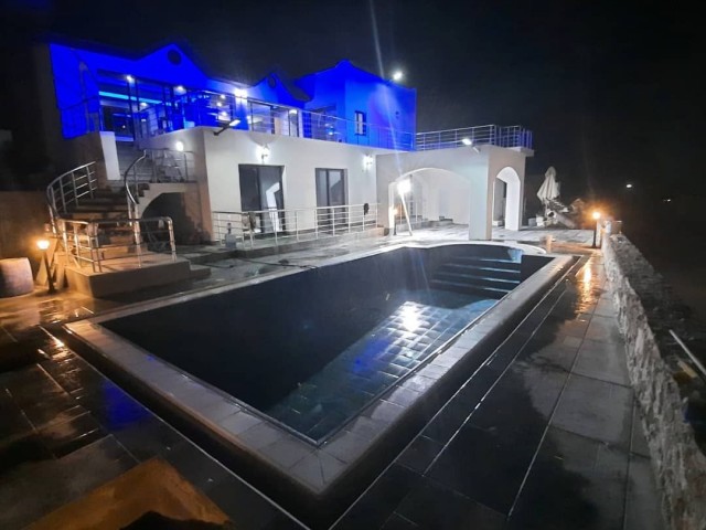 Luxury 3 bedroom ensuite villa in kyrenia center for rent 