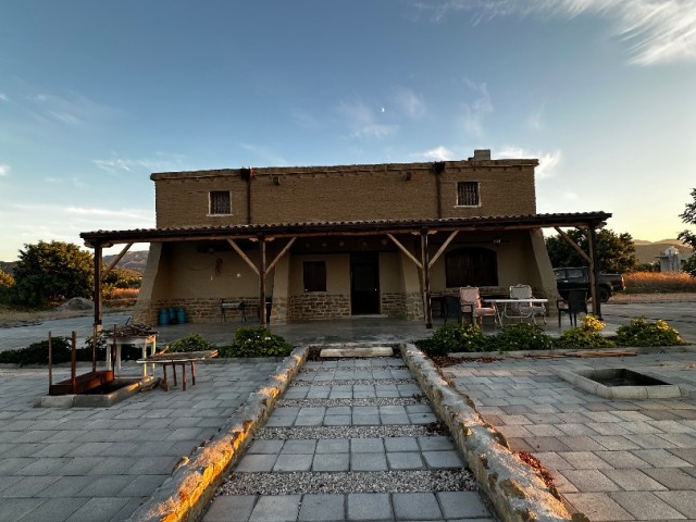 EIN SPEZIELL HERGESTELLTES ADOBE-HAUS ZUM VERKAUF MITTEN IN DER NATUR, EIN SELTENES EINZIGARTIGES IN