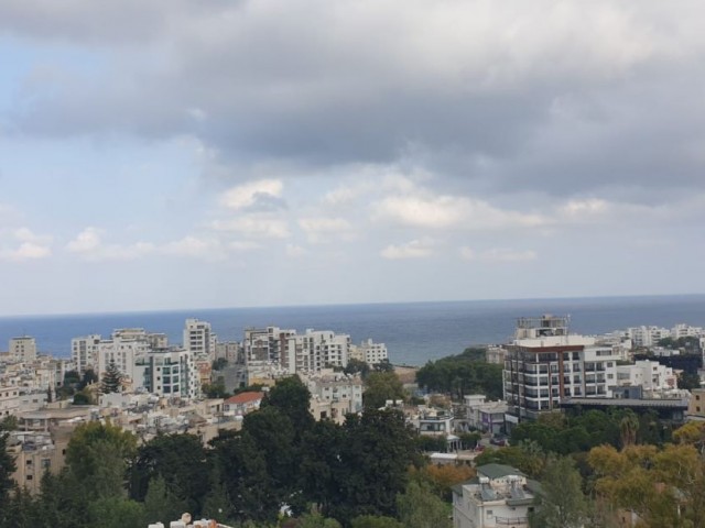 VOLLSTÄNDIG MÖBLIERTE 1+1 WOHNUNGEN MIT ATEMBERAUBENDER AUSSICHT IN EINEM NEUEN GEBÄUDE IM KYRENIA CENTER