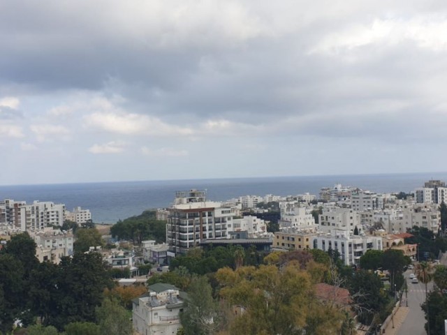 VOLLSTÄNDIG MÖBLIERTE 1+1 WOHNUNGEN MIT ATEMBERAUBENDER AUSSICHT IN EINEM NEUEN GEBÄUDE IM KYRENIA CENTER