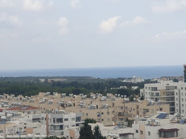 VOLLSTÄNDIG MÖBLIERTE 1+1 WOHNUNGEN MIT ATEMBERAUBENDER AUSSICHT IN EINEM NEUEN GEBÄUDE IM KYRENIA CENTER