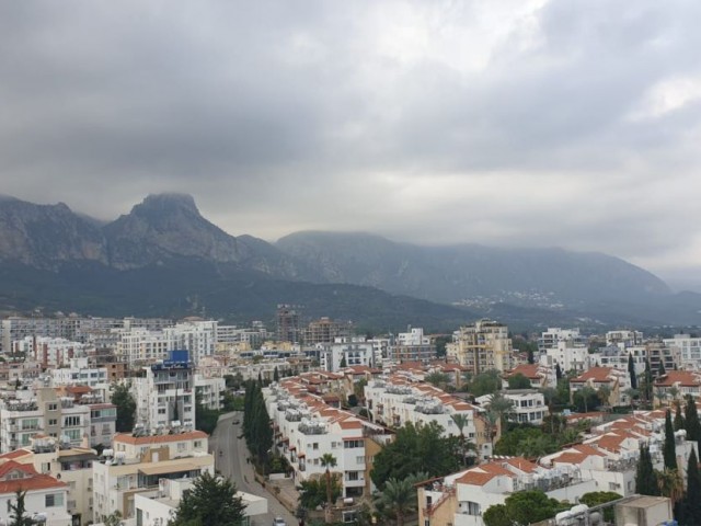 VOLLSTÄNDIG MÖBLIERTE 1+1 WOHNUNGEN MIT ATEMBERAUBENDER AUSSICHT IN EINEM NEUEN GEBÄUDE IM KYRENIA CENTER