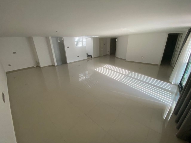 GİRNE MERKEZ'DE SİTE İÇERİSİNDE HERŞEY DAHİL 2+2 KİRALIK TRİPLEKS PENTHOUSE