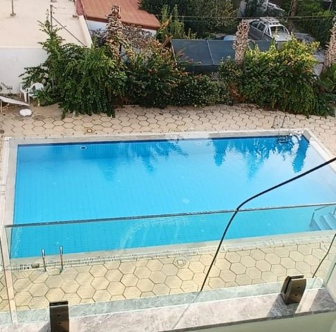 2+1 PENTHOUSE MIT MEERBLICK/JACUZZI/LUXUS ZU VERKAUFEN IM KYRENIA CENTER