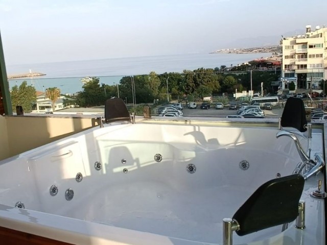 2+1 PENTHOUSE MIT MEERBLICK/JACUZZI/LUXUS ZU VERKAUFEN IM KYRENIA CENTER